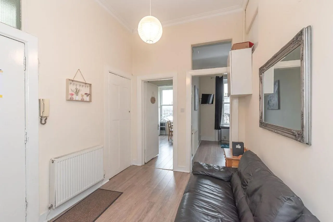 Contemporary 3 Bed City Centre Appartment - Ensuite Edinburgh