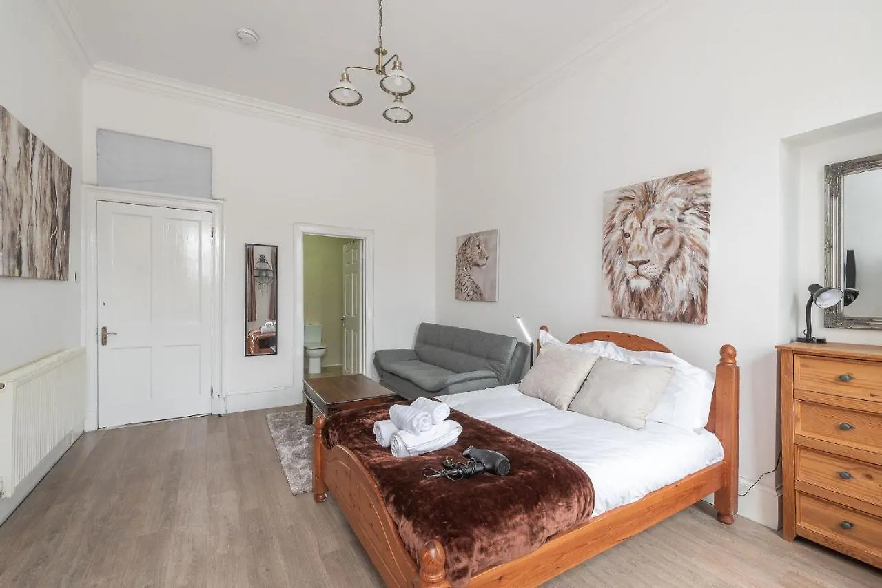 Contemporary 3 Bed City Centre Appartment - Ensuite Edinburgh
