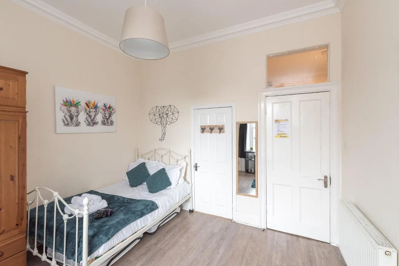 Contemporary 3 Bed City Centre Appartment - Ensuite Edinburgh Apartment