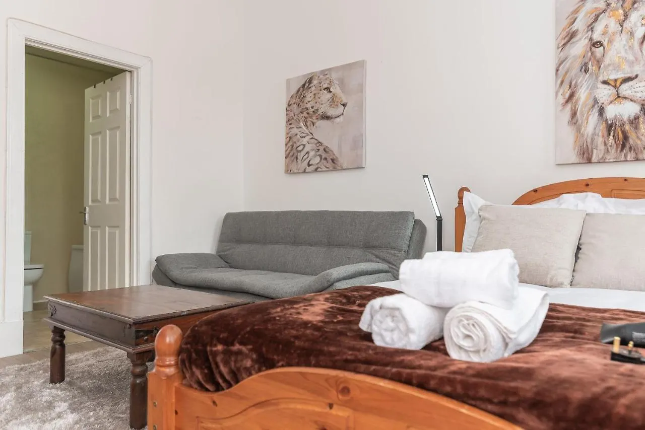 Contemporary 3 Bed City Centre Appartment - Ensuite Edinburgh Apartment