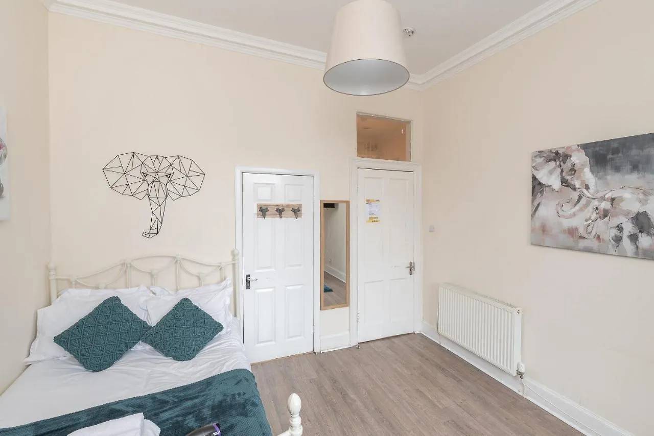 Contemporary 3 Bed City Centre Appartment - Ensuite Edinburgh Apartment