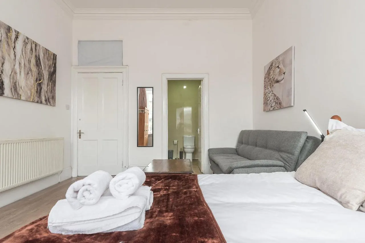 Contemporary 3 Bed City Centre Appartment - Ensuite Edinburgh 0*,