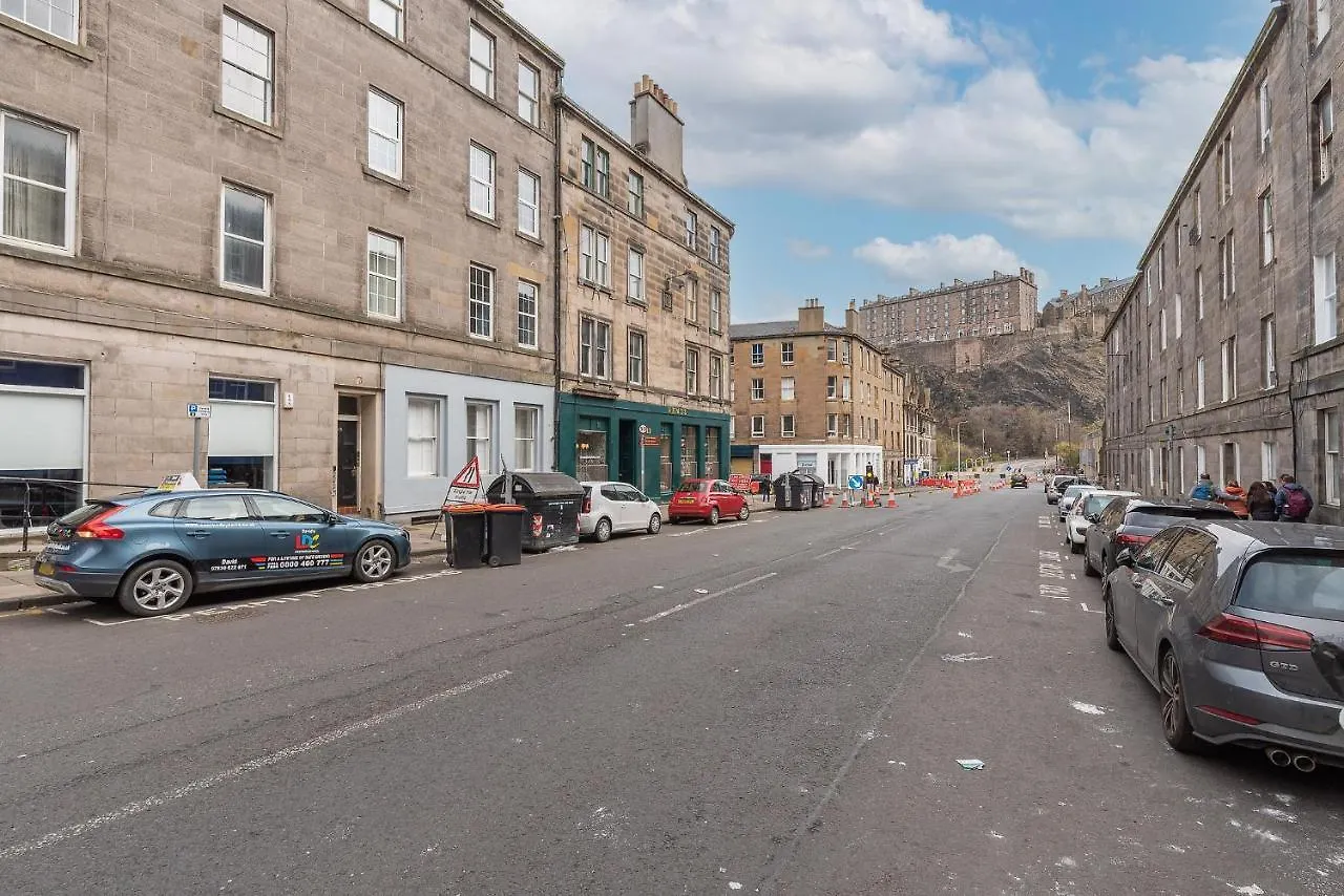 Contemporary 3 Bed City Centre Appartment - Ensuite Edinburgh Apartment
